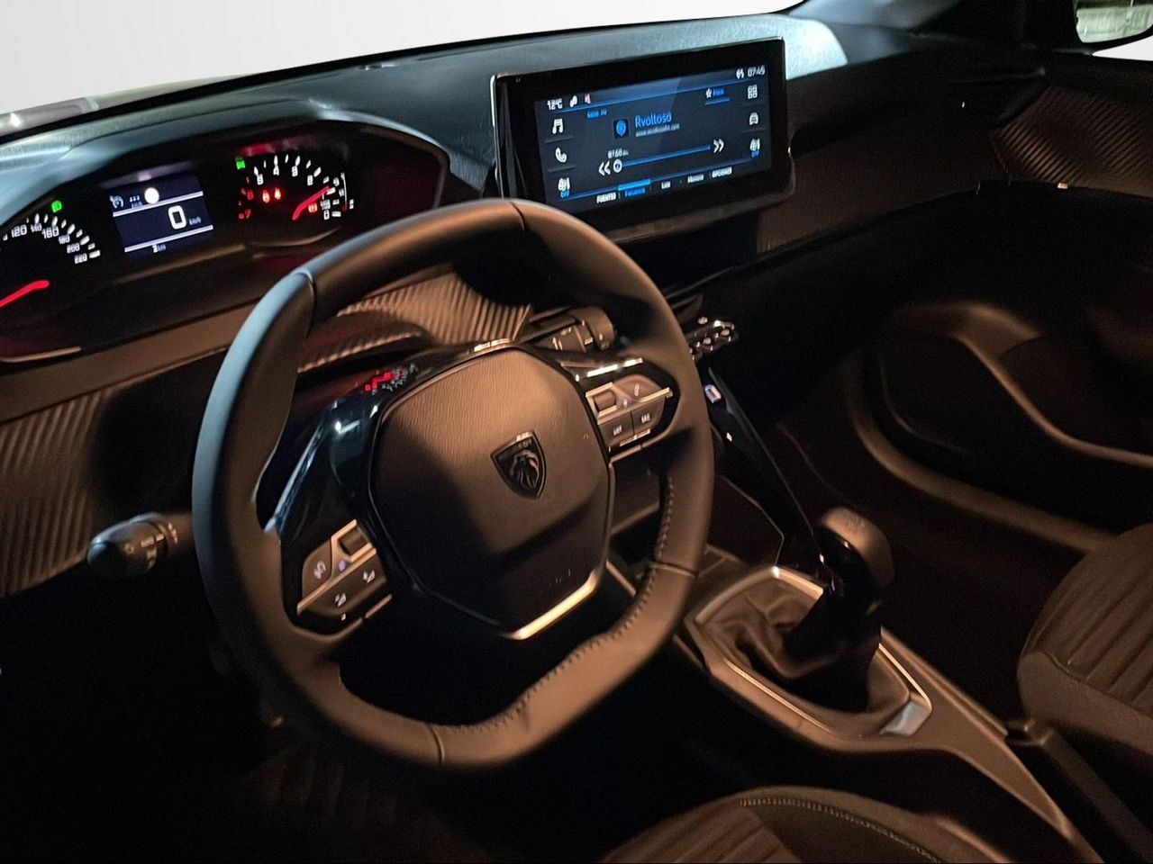 peugeot 208 2024 / foto grande (3)