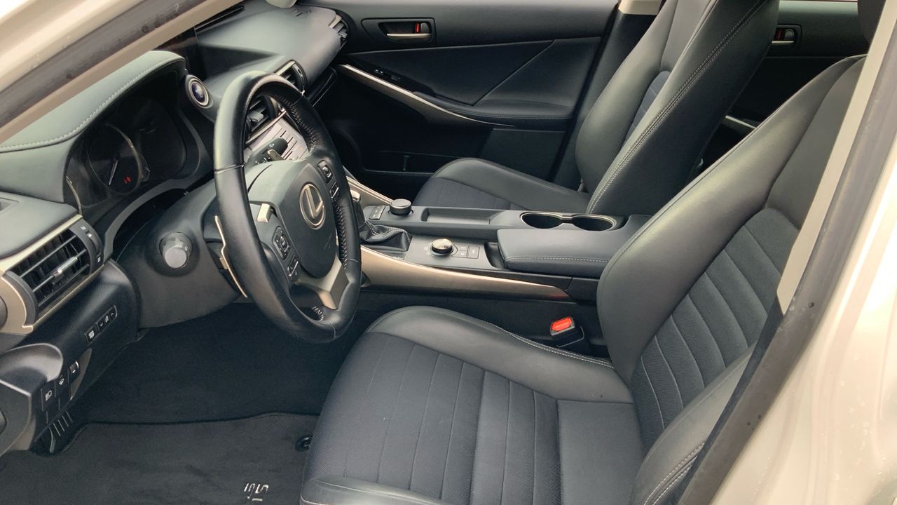 Lexus IS 2.5 300H EXECUTIVE 223 4P