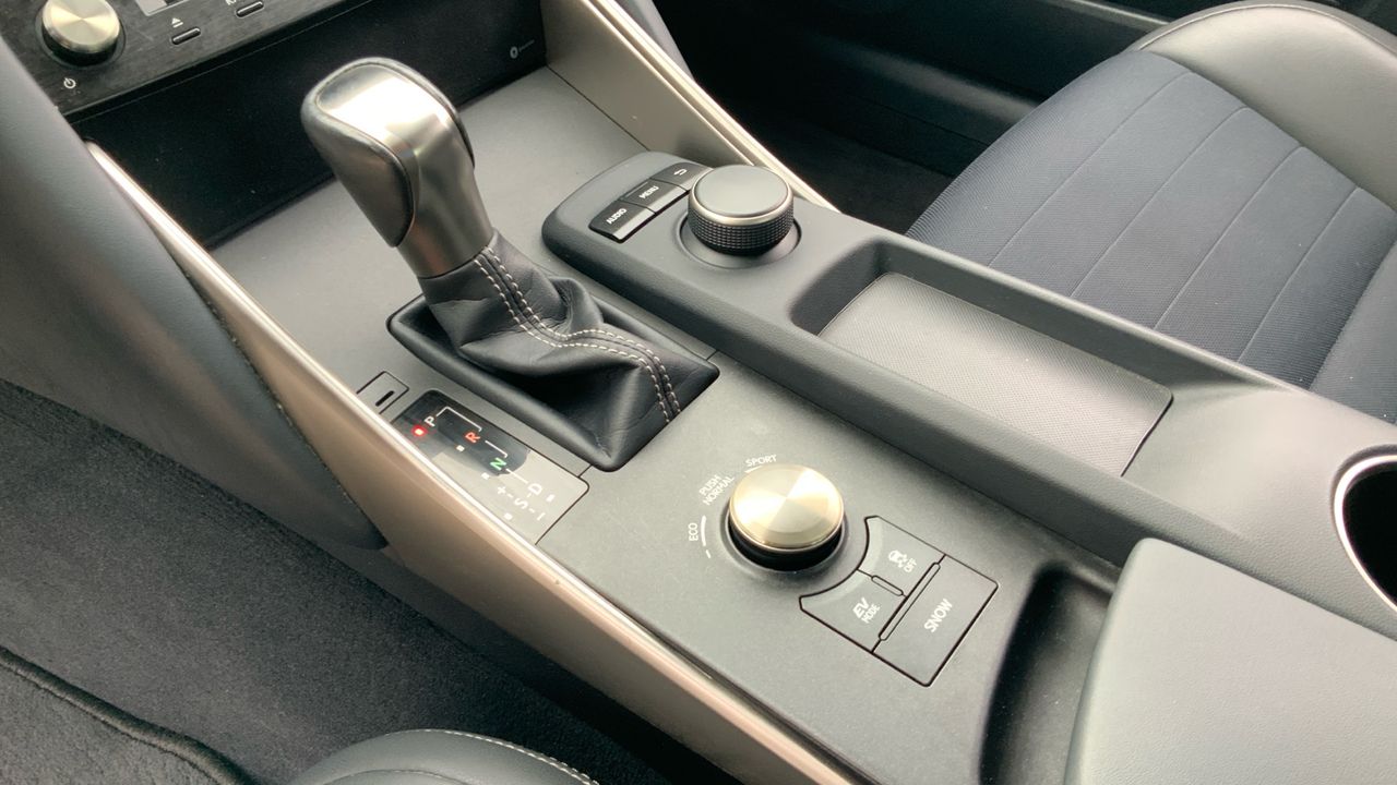 Lexus IS 2.5 300H EXECUTIVE 223 4P