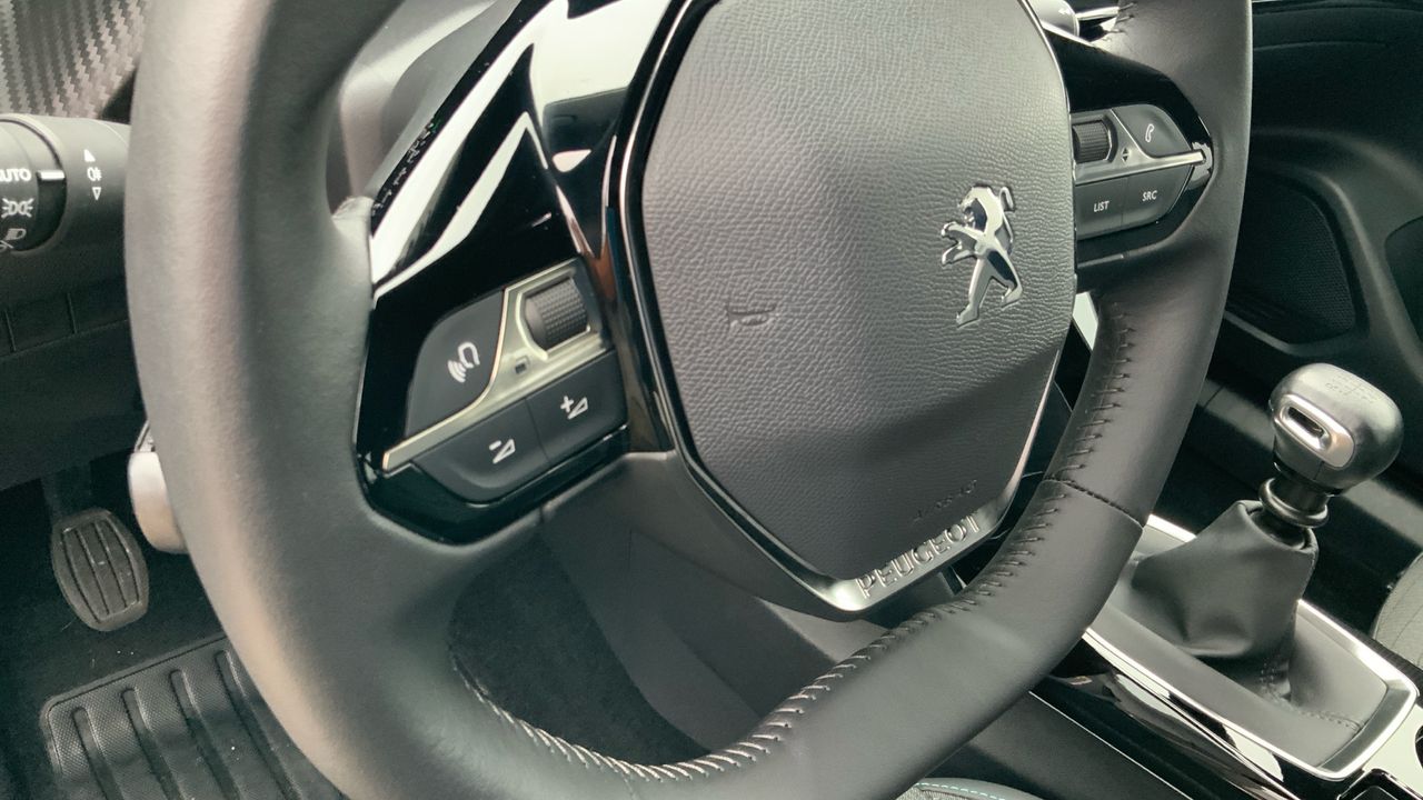 Peugeot 2008 1.2 PURETECH 100 S&S ALLURE 100 5P