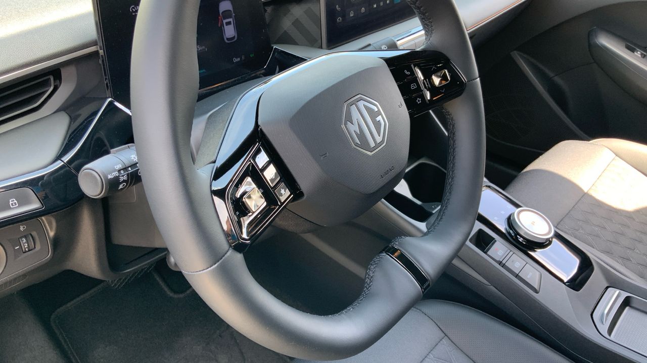 MG MG3 1.5 HEV LUXURY 195 5P