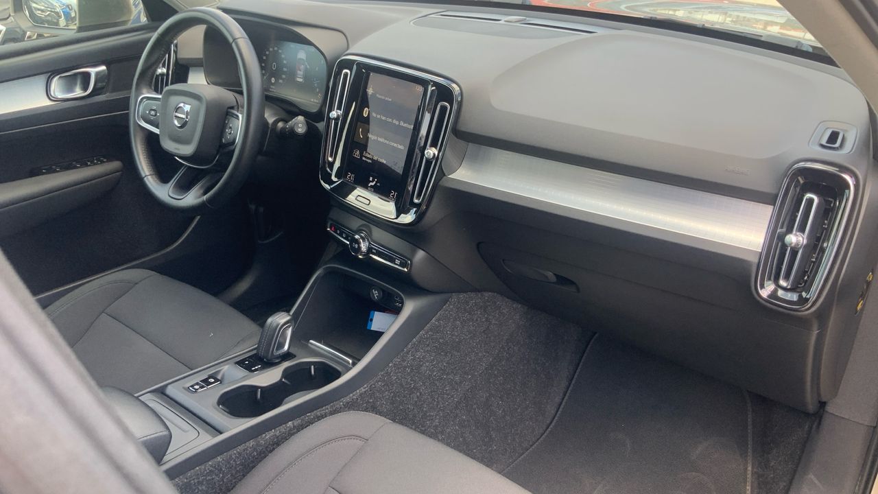 Volvo XC40 2.0 B4 G MOMENTUM PRO AUTO 4WD 197 5P