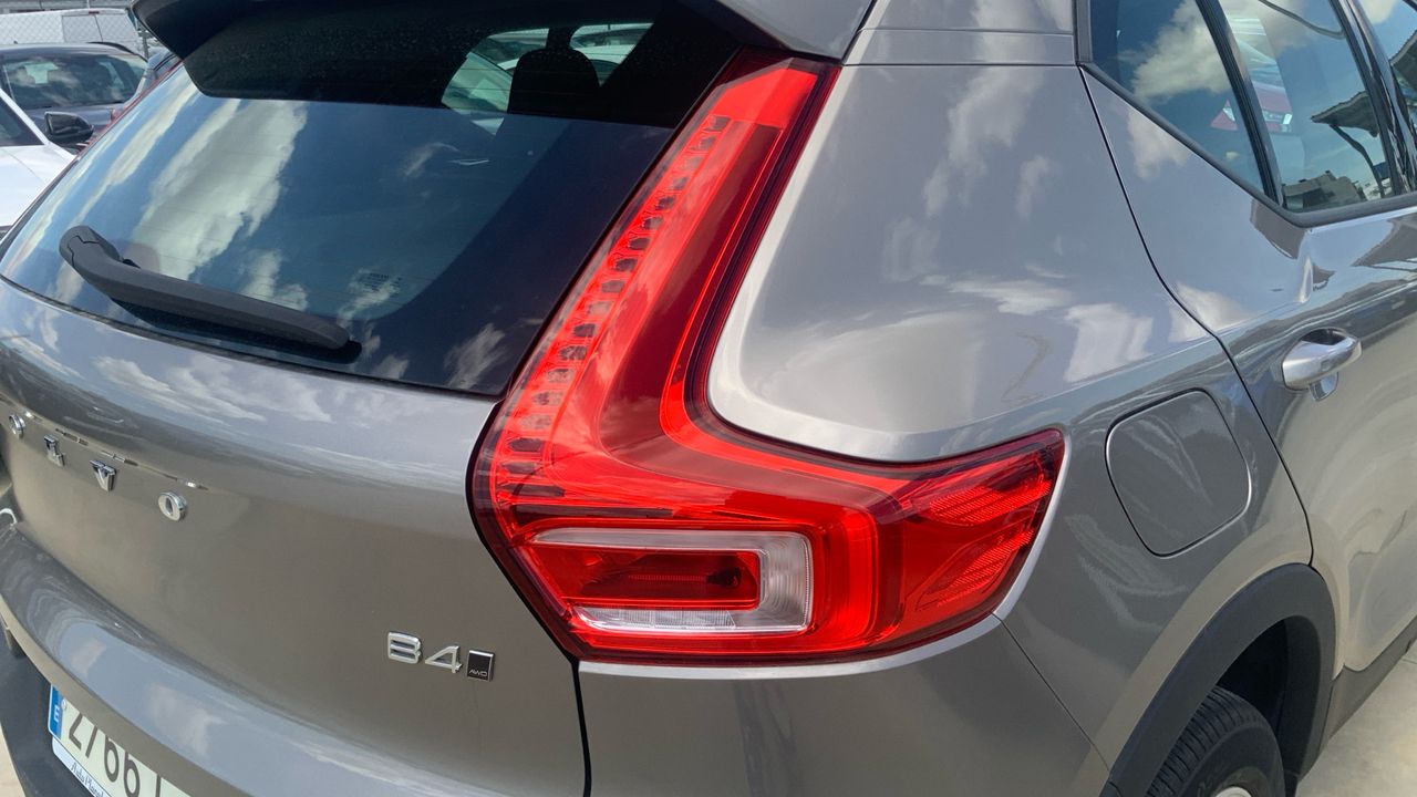 Volvo XC40 2.0 B4 G MOMENTUM PRO AUTO 4WD 197 5P