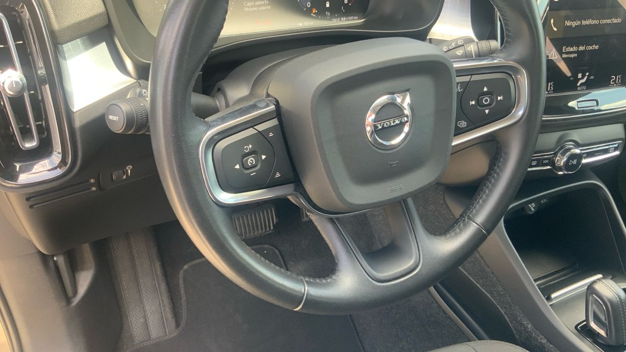 Volvo XC40 2.0 B4 G MOMENTUM PRO AUTO 4WD 197 5P