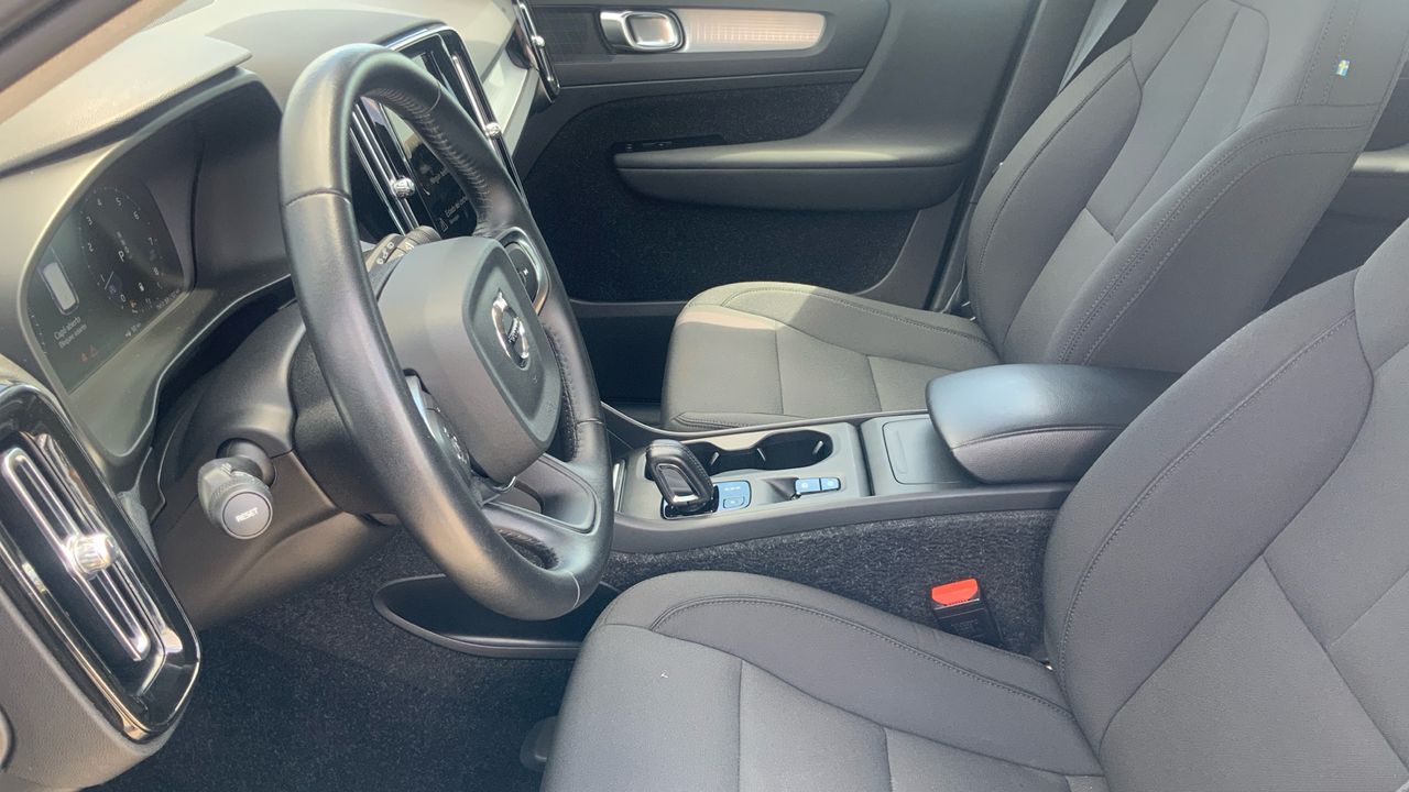 Volvo XC40 2.0 B4 G MOMENTUM PRO AUTO 4WD 197 5P