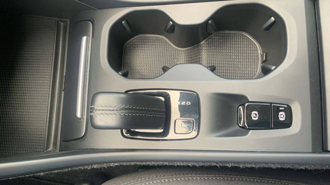 Volvo XC40 2.0 B4 G MOMENTUM PRO AUTO 4WD 197 5P