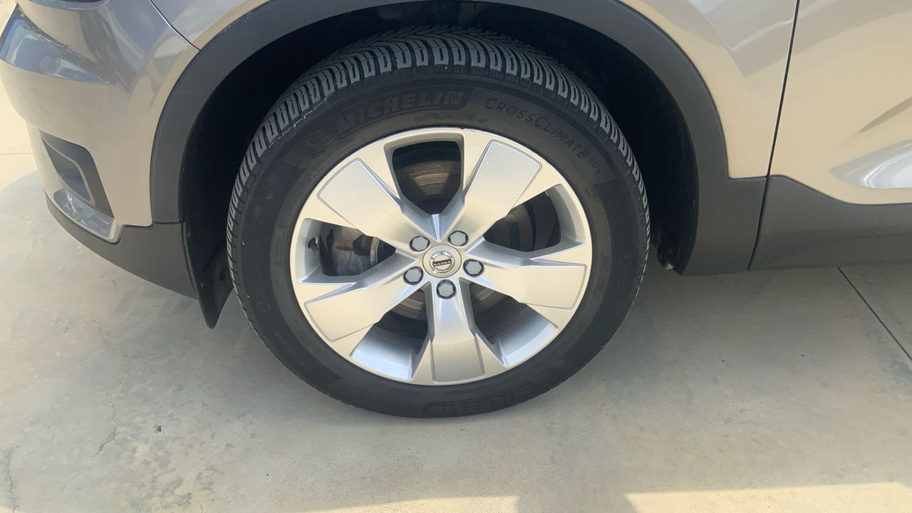 Volvo XC40 2.0 B4 G MOMENTUM PRO AUTO 4WD 197 5P