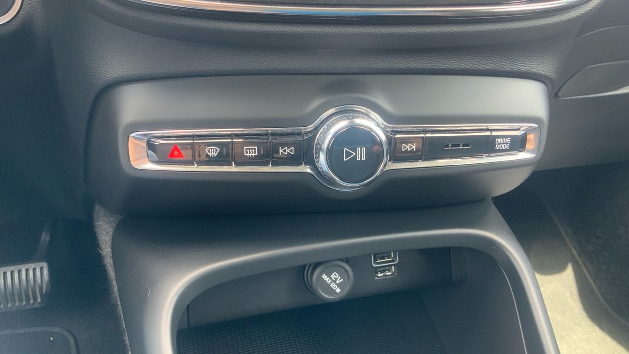 Volvo XC40 2.0 B4 G MOMENTUM PRO AUTO 4WD 197 5P