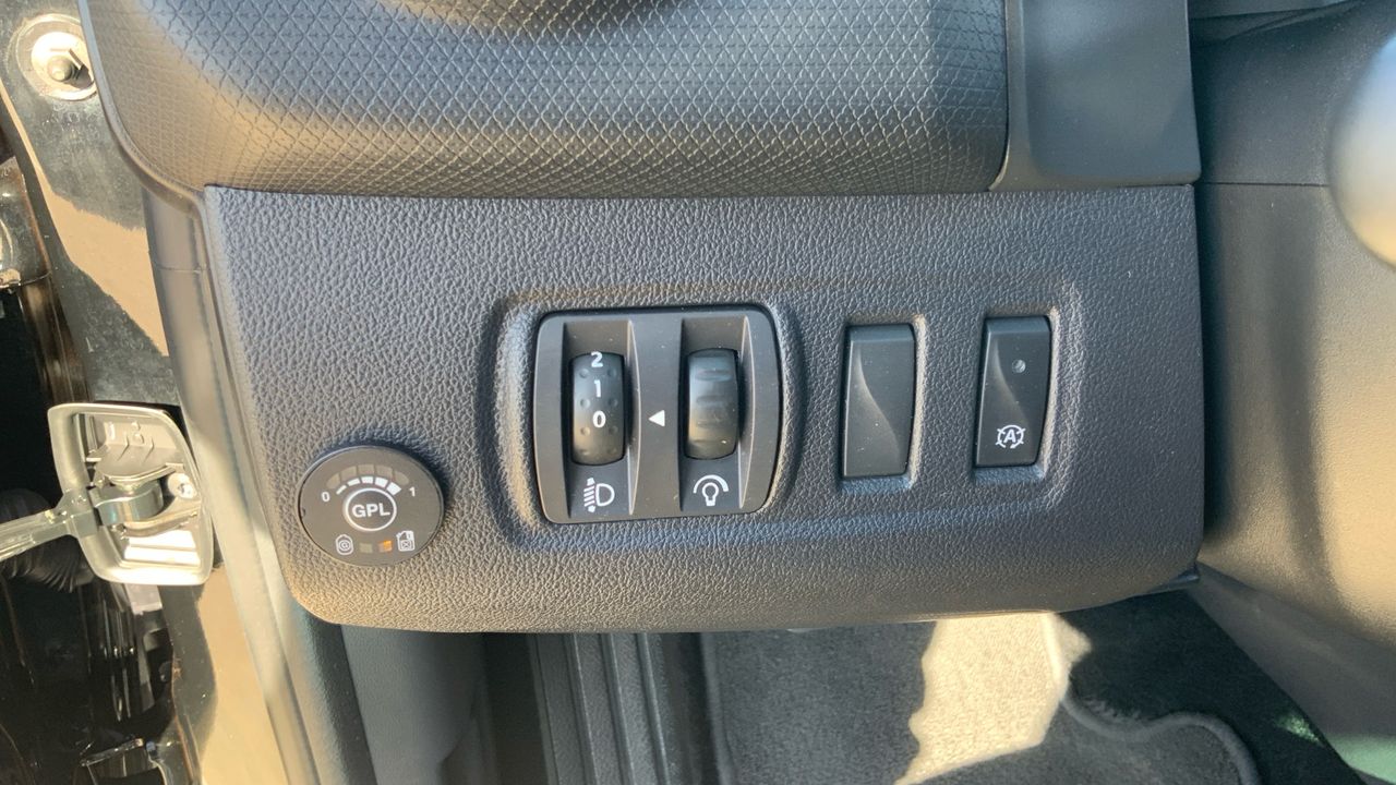 Renault Clio 0.9 TCE ENERGY GLP LIMITED 66KW - 18 90 5P