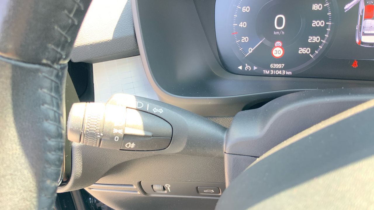 Volvo XC40 1.5 T2 MOMENTUM PRO AUTO 129 5P