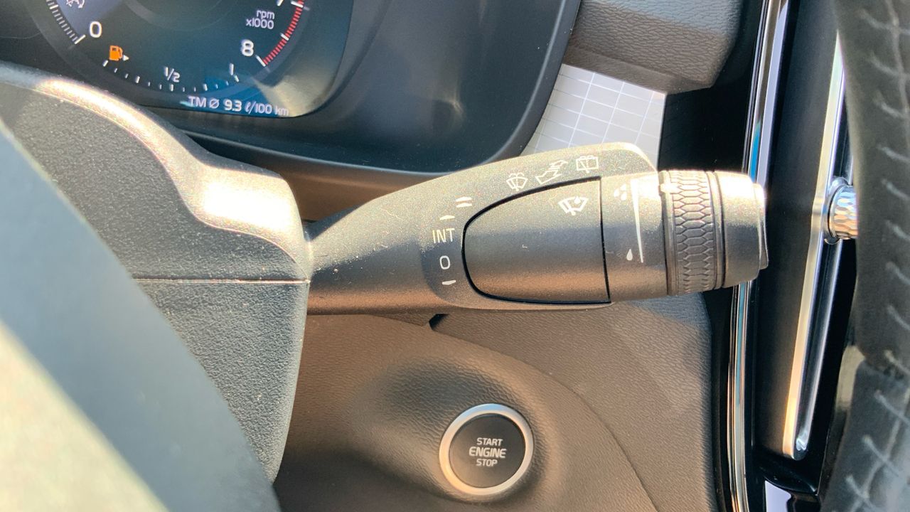 Volvo XC40 1.5 T2 MOMENTUM PRO AUTO 129 5P