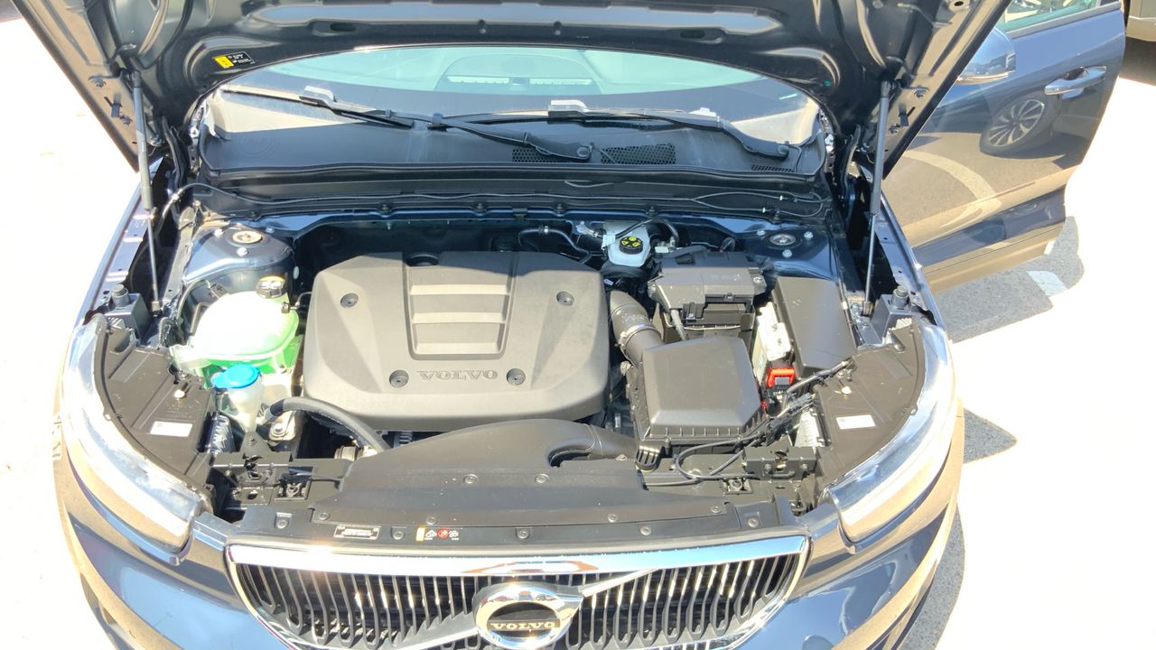Volvo XC40 1.5 T2 MOMENTUM PRO AUTO 129 5P