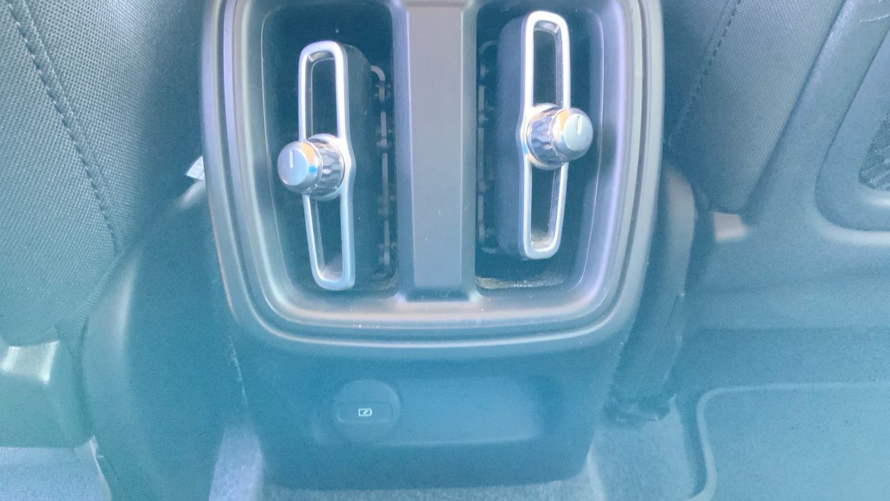Volvo XC40 1.5 T2 MOMENTUM PRO AUTO 129 5P