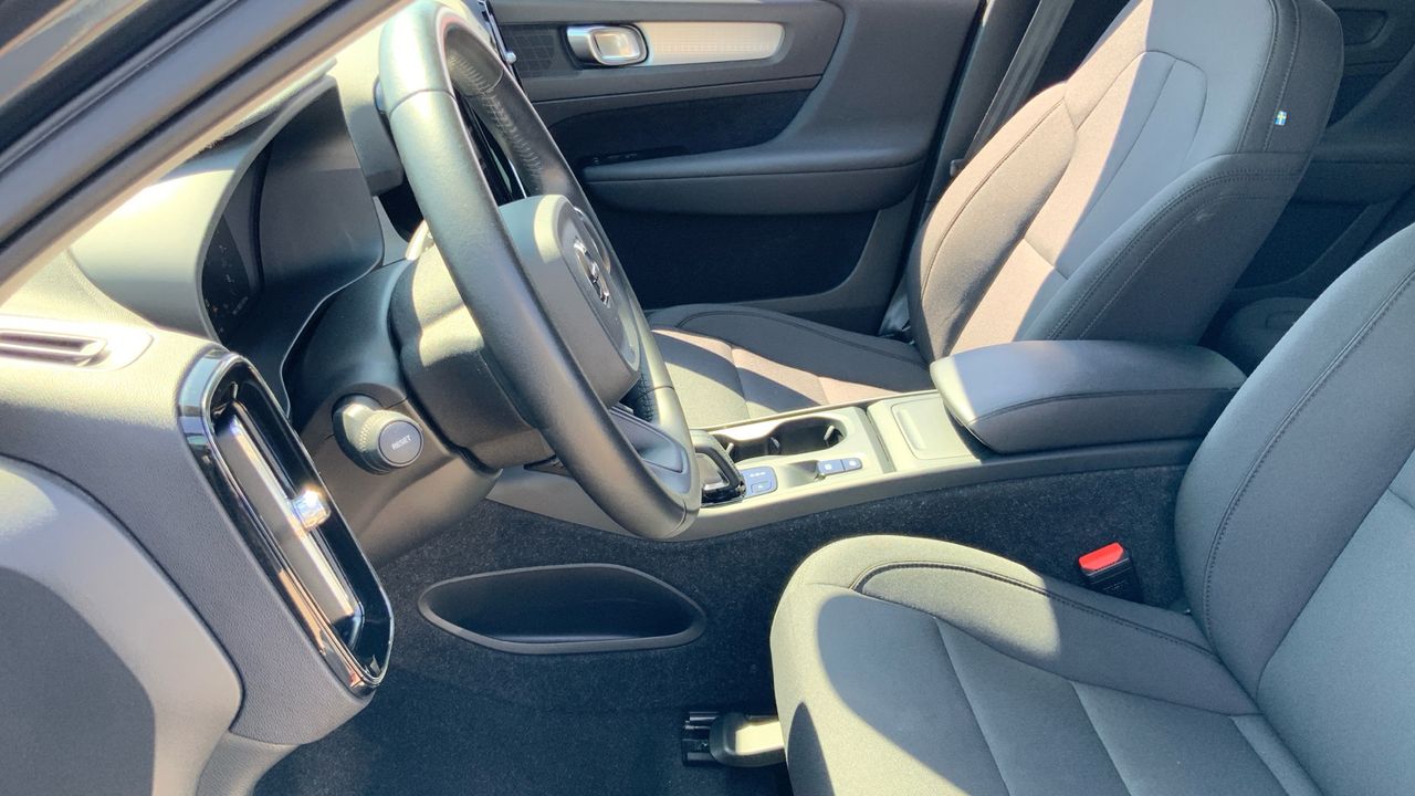 Volvo XC40 1.5 T2 MOMENTUM PRO AUTO 129 5P