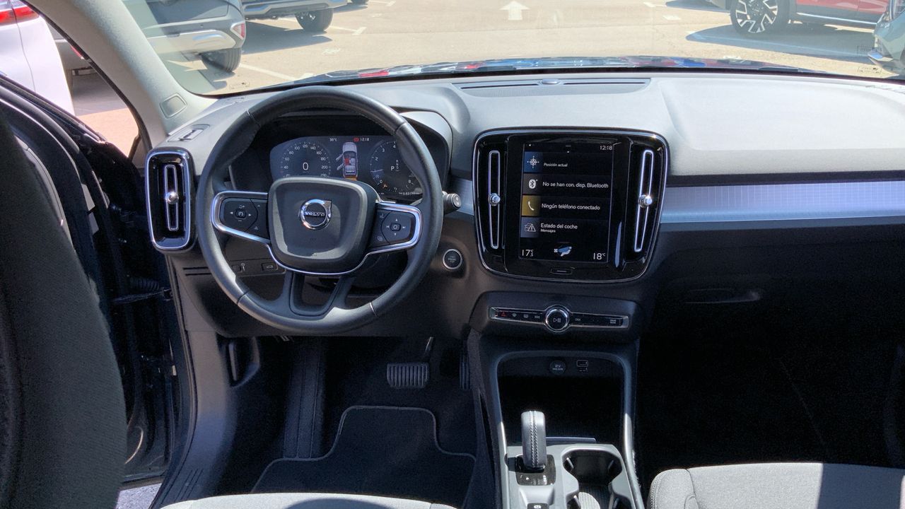 Volvo XC40 1.5 T2 MOMENTUM PRO AUTO 129 5P
