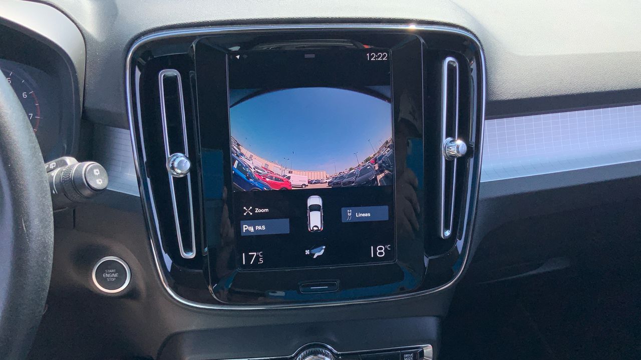 Volvo XC40 1.5 T2 MOMENTUM PRO AUTO 129 5P