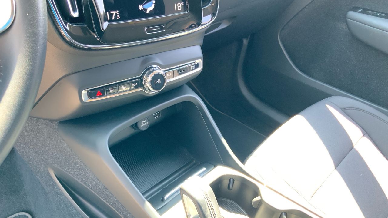 Volvo XC40 1.5 T2 MOMENTUM PRO AUTO 129 5P