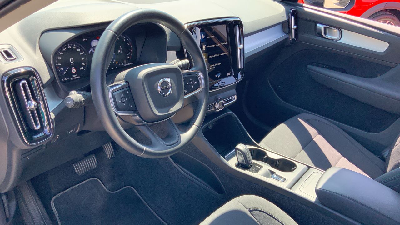 Volvo XC40 1.5 T2 MOMENTUM PRO AUTO 129 5P