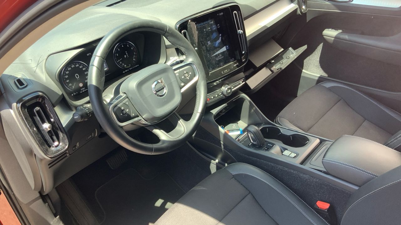 Volvo XC40 2.0 T4 MOMENTUM AUTO 190 5P