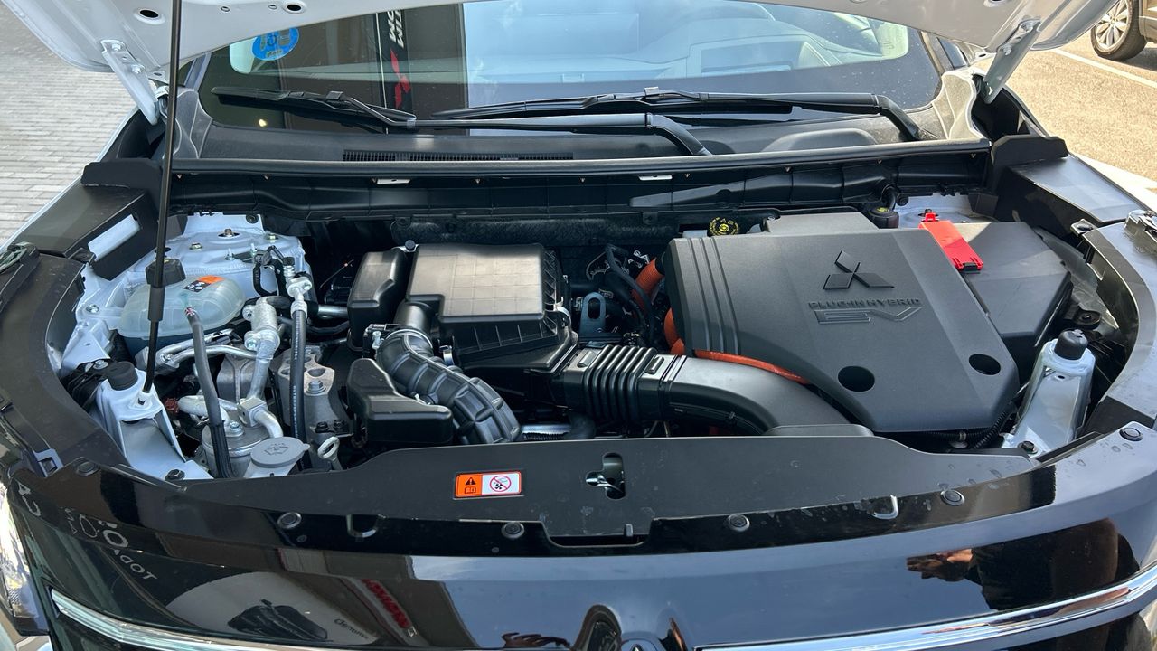 Mitsubishi Outlander 2.4 PHEV KAITEKI 306 5P