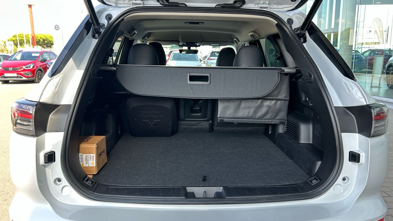 Mitsubishi Outlander 2.4 PHEV KAITEKI 306 5P