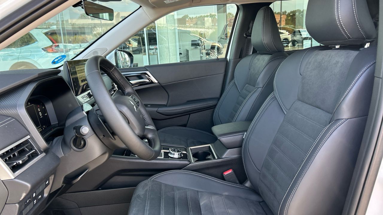 Mitsubishi Outlander 2.4 PHEV KAITEKI 306 5P