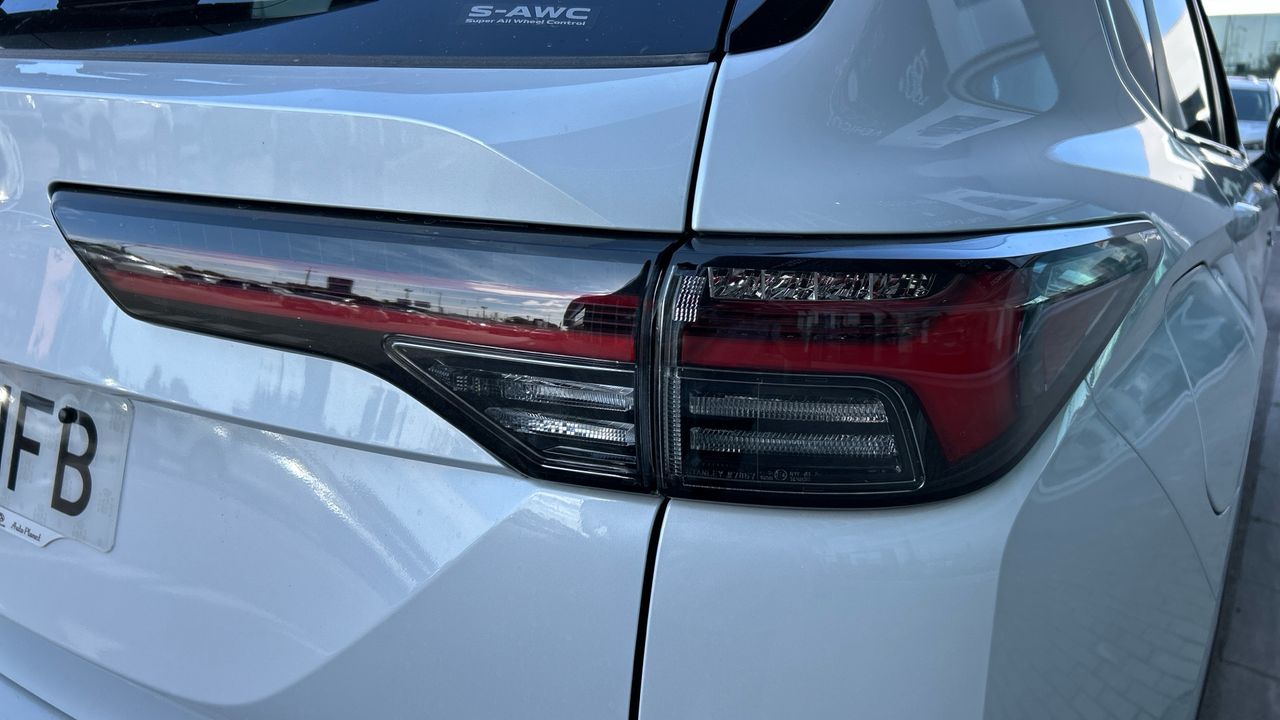 Mitsubishi Outlander 2.4 PHEV KAITEKI 306 5P