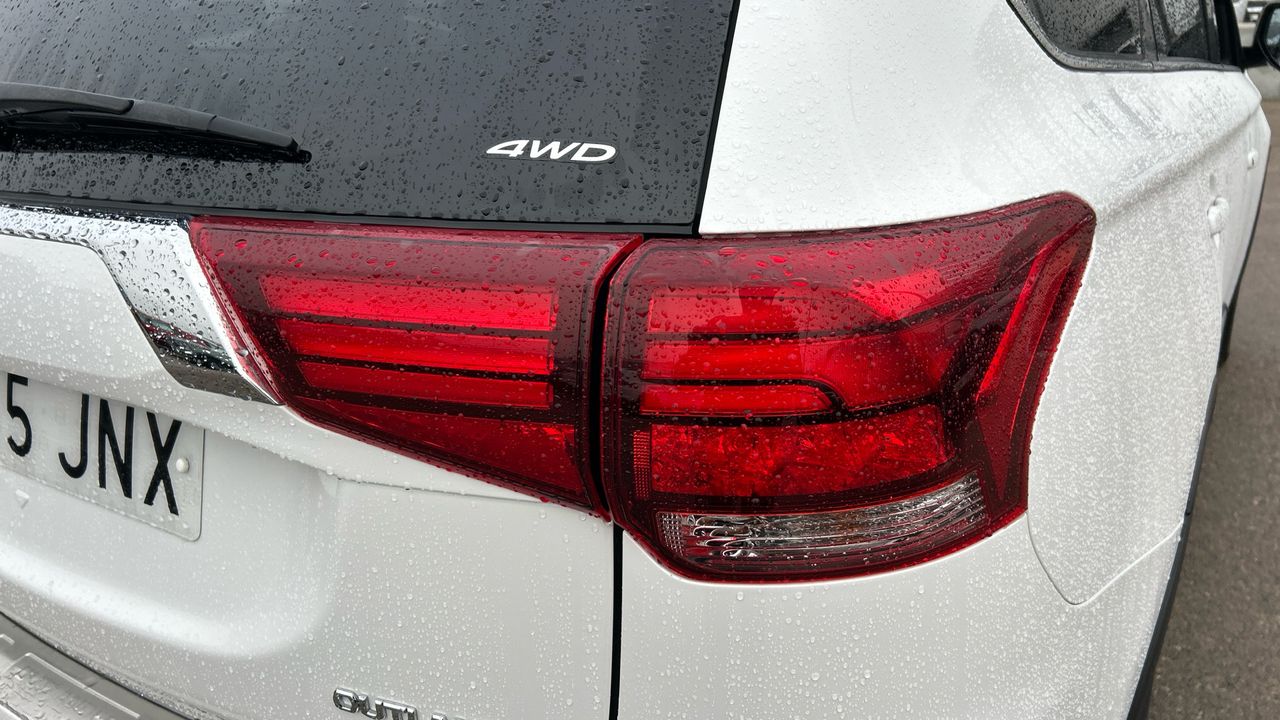 Mitsubishi Outlander 2.3 220 DI-D KAITEKI AUTO 4WD 150 5P 7 Plazas