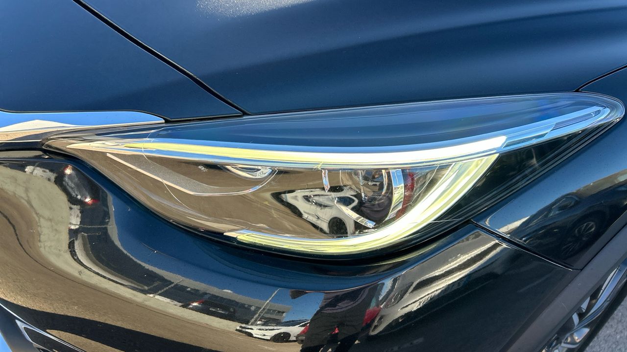 Infiniti QX30 2.2D PREMIUM TECH DCT 4WD 170 5P