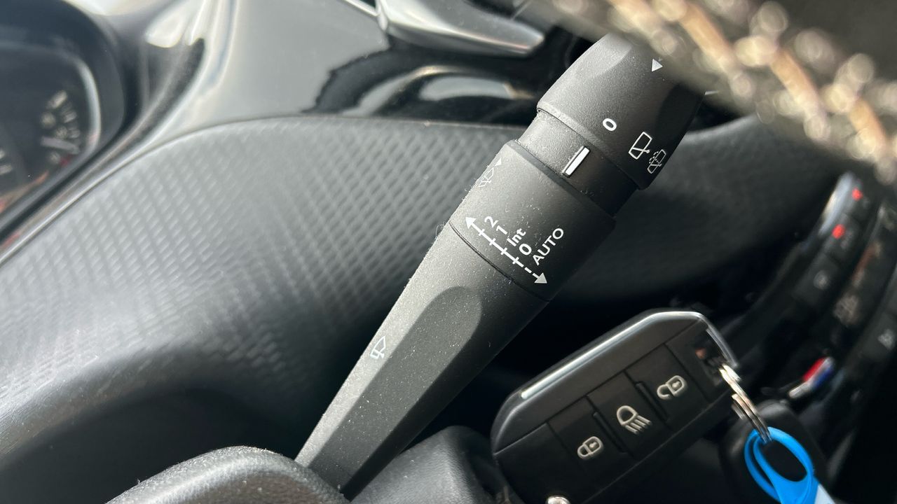 Peugeot 208 1.2L PURETECH 81KW ALLURE 110 5P