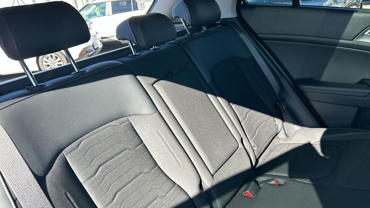 Kia Sportage 1.6 T-GDI HEV TECH AUTO 215 5P