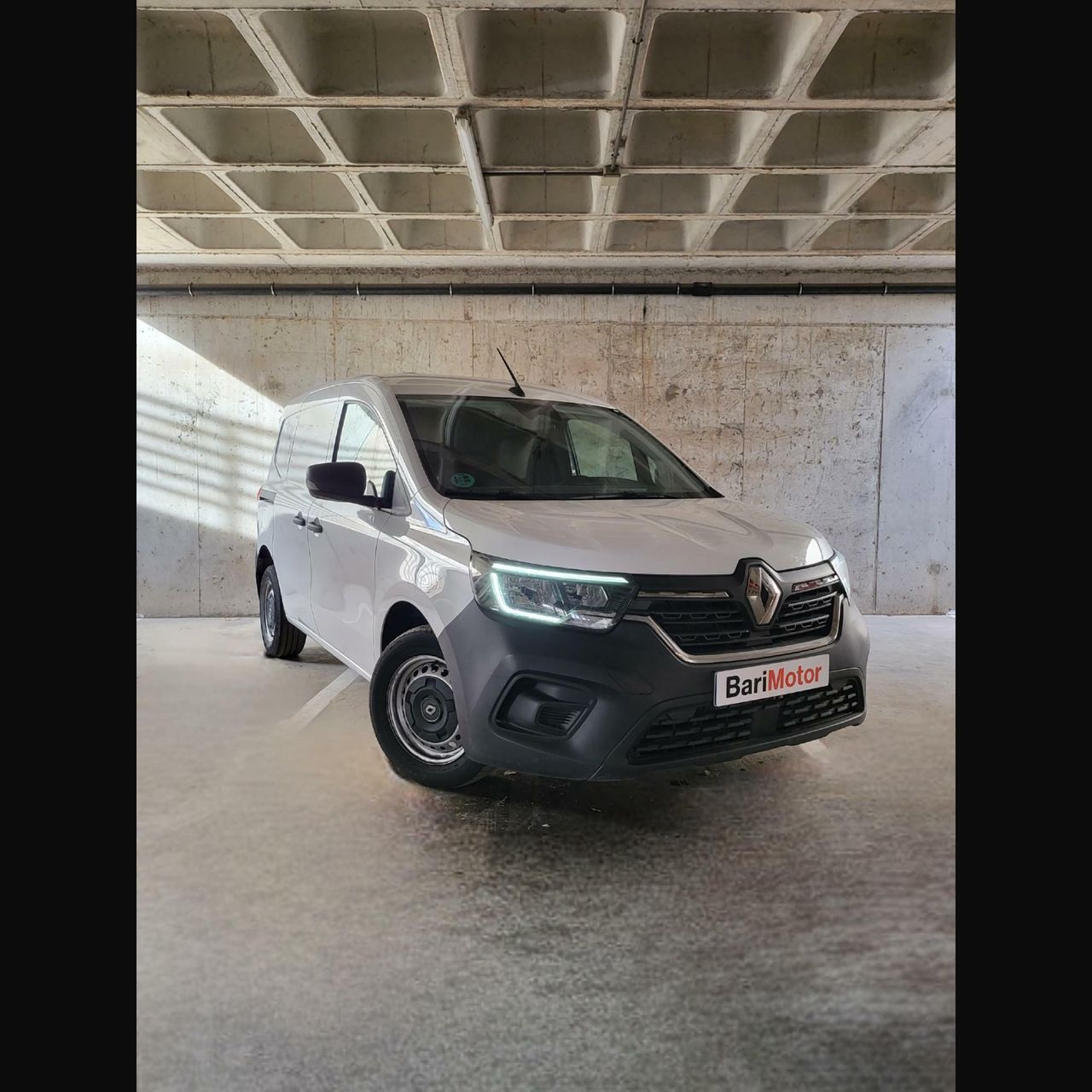 renault kangoo 2023 /