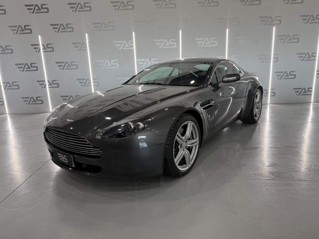 Plaza de aparcamiento en martinez corrochano  de segunda mano - aston martin vantage 2009 /