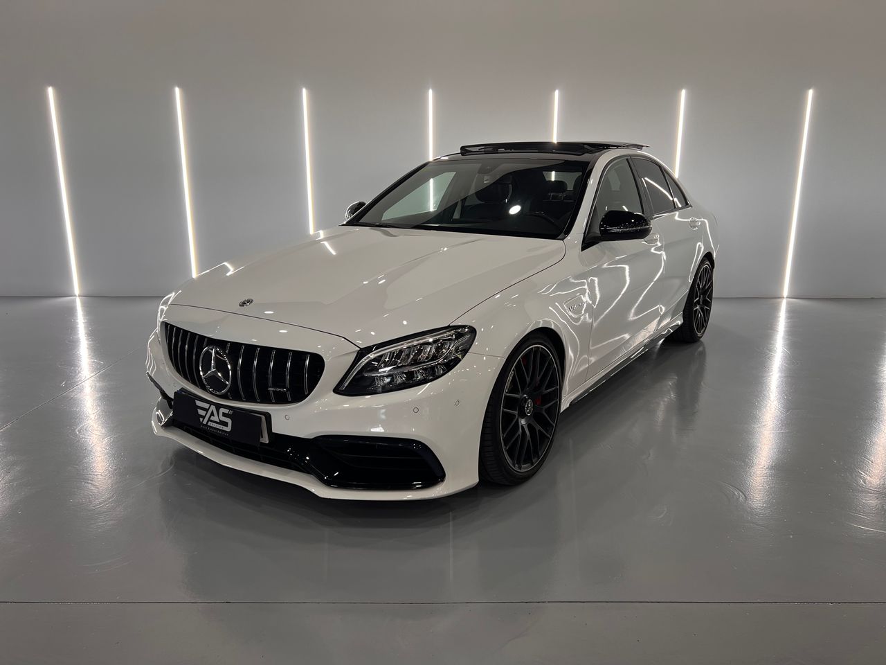 Impecable casa  de segunda mano - mercedes clase c 2019 /