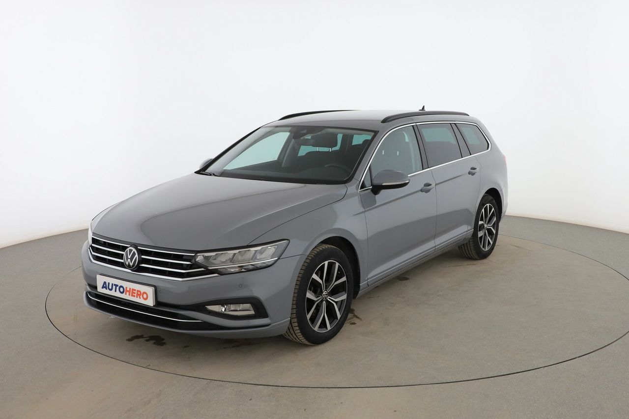 Volkswagen golf con senales de trafico  de segunda mano - volkswagen passat 2022 /