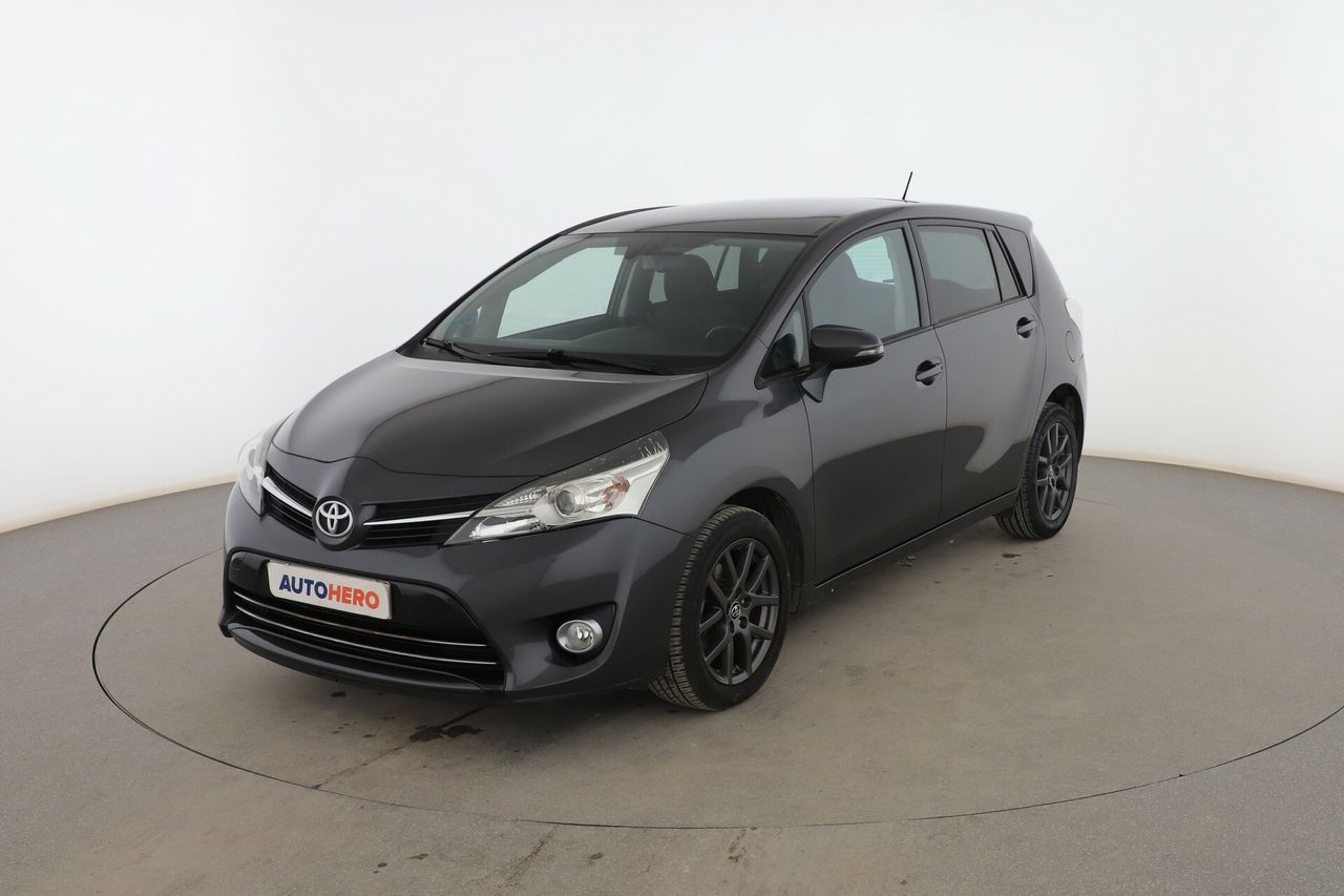 Foto toyota verso 2015 /