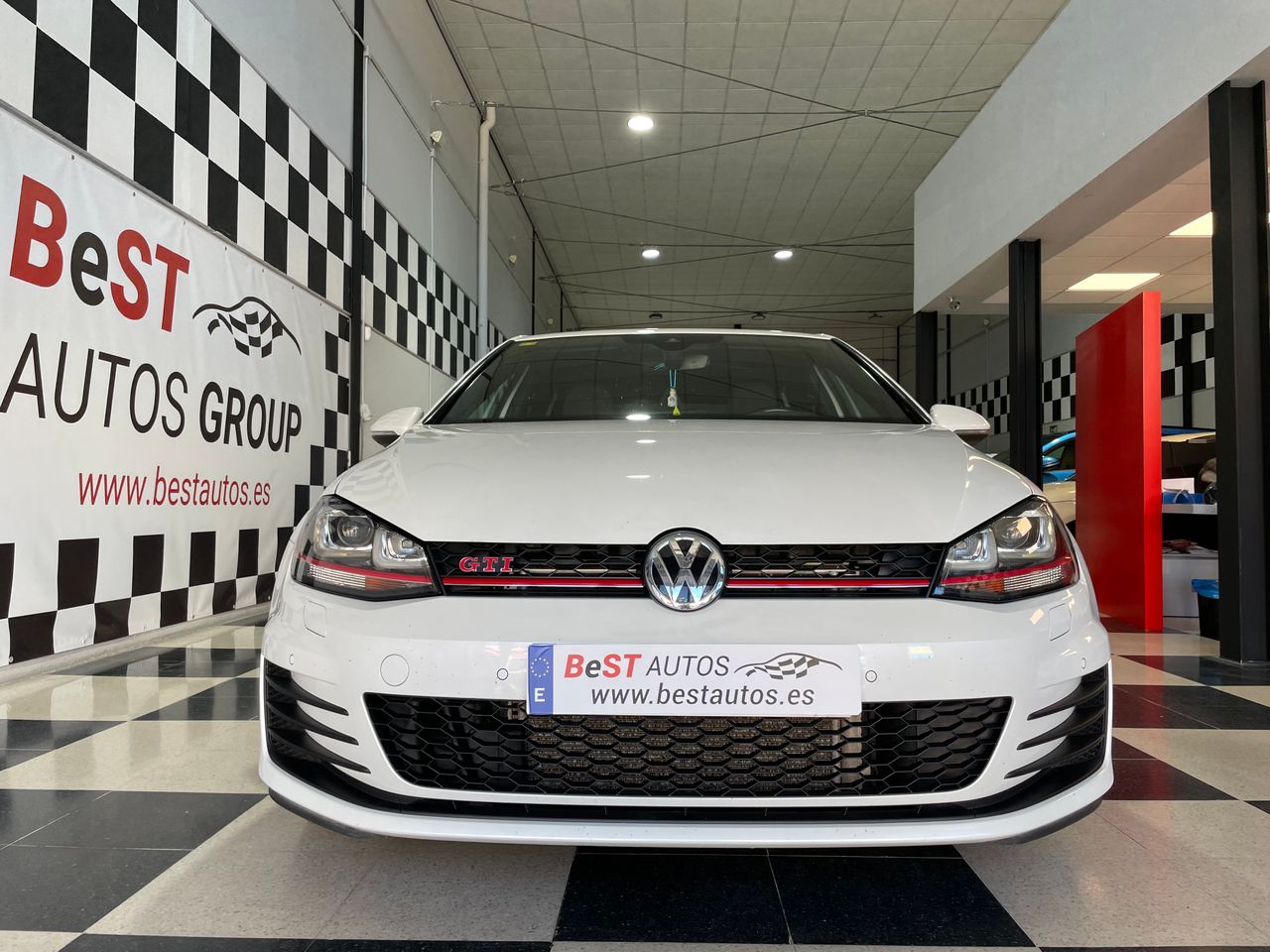 Volkswagen Golf ocasión segunda mano 2016 Gasolina por 23.990€ en Málaga
