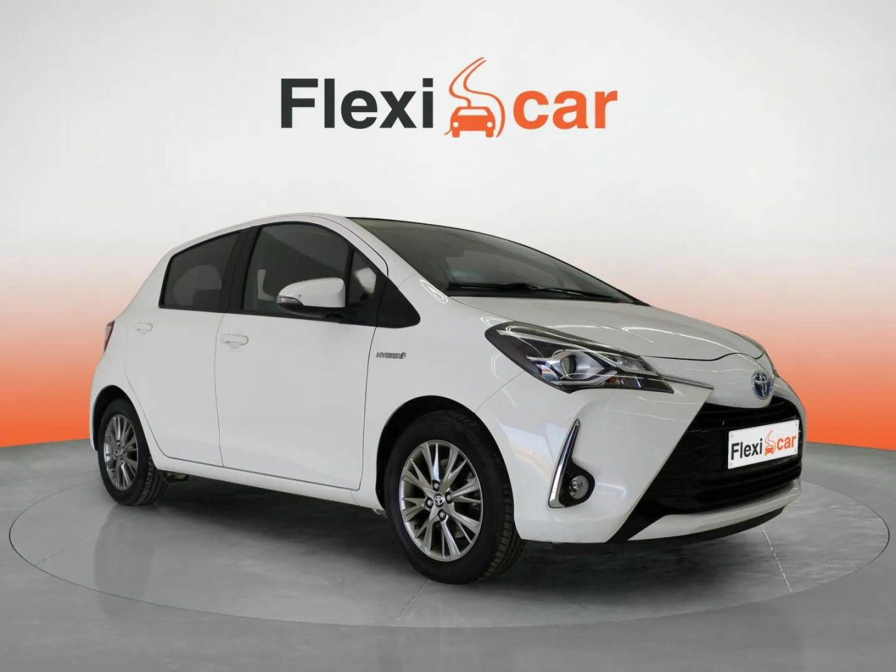 Sillas modernas amarillo blanco  de segunda mano - toyota yaris 2018 /