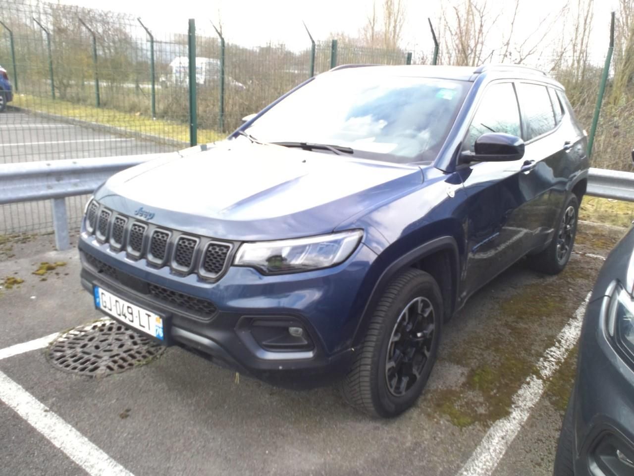 Jeep compass con interiores en buen estado  de segunda mano - jeep compass 2022 /