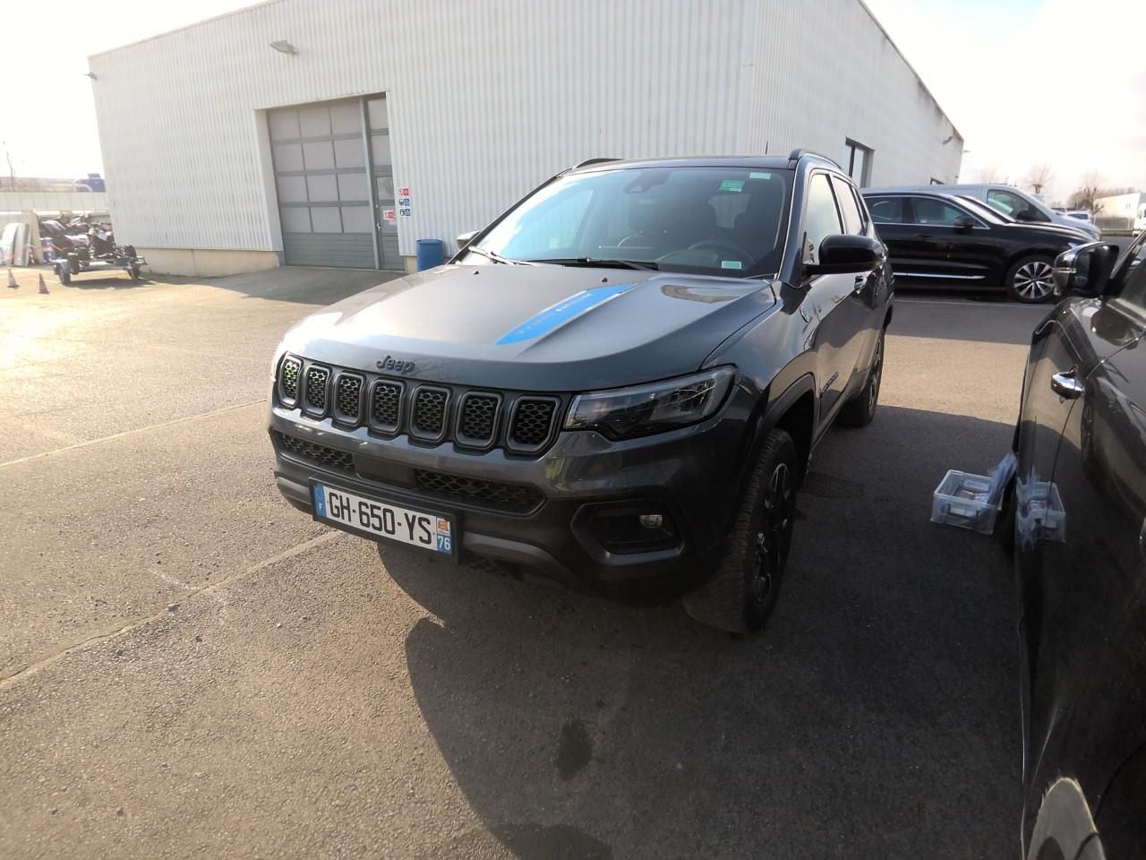 Jeep compass con interiores en buen estado  de segunda mano - jeep compass 2022 /